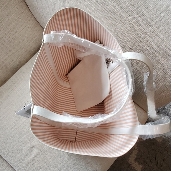 Classically Chic, White Leather Tote - Picture 7 of 8